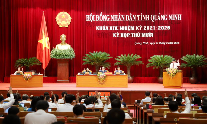 Các đại biểu HĐND tỉnh Quảng Ninh biểu quyết thông qua các Nghị quyết tại kỳ họp. Ảnh: Báo Quảng Ninh