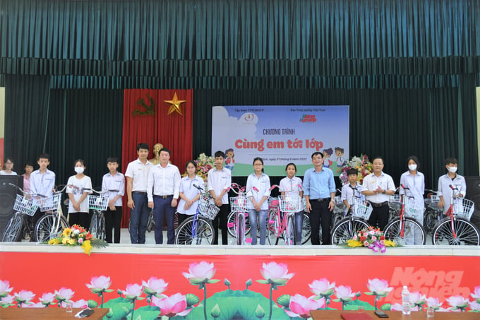 Quỹ Thiện Tâm và Báo Nông nghiệp Việt Nam trao tặng 50 chiếc xe đạp cho các em học sinh có hoàn cảnh khó khăn tại xã Yên Thắng, huyện Ý Yên, tỉnh Nam Định. Ảnh: Phạm Hiếu.