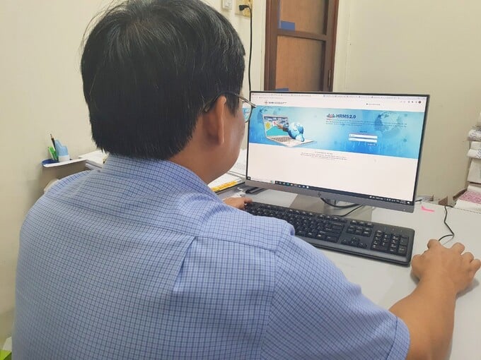Chuyên viên của Công ty CP Thủy Điện Sông Ba Hạ đang thao tác trên phần mềm quản lý nhân sự HMRS. Ảnh: Thanh Đỗ.