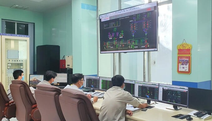 Nhân viên trực ca vận hành tại phòng điều khiển Trung tâm Nhà máy Thủy điện Sông Ba Hạ. Ảnh: Thanh Đỗ.