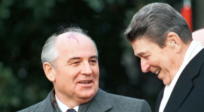Cựu lãnh đạo Liên Xô Mikhail Gorbachev (bên trái) và cựu Tổng thống Mỹ Ronald Reagan trong một sự kiện vào năm 1987. Ảnh: Reuters