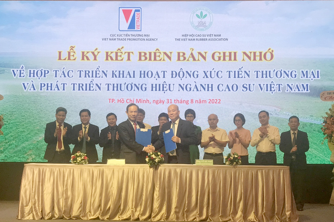 Lễ ký kết biên bản ghi nhớ giữa Hiệp hội Cao su Việt Nam và Cục Xúc tiến thương mại.