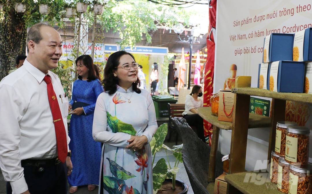 Chủ tịch HĐND TP.HCM Nguyễn Thị Lệ tham quan các gian hàng trưng bày sản phẩm nông nghiệp đặc trưng tại Ngày hội văn hóa, ẩm thực và du lịch Củ Chi. Ảnh: H.Hải.
