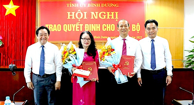 Ông Trịnh Đức Tài (thứ 2 từ phải qua), nhận quyết định bổ nhiệm Giám đốc Sở Lao động - Thương binh và Xã hội tỉnh Bình Dương và bà Nguyễn Phương Dung, Phó Giám đốc Sở GD-ĐT tỉnh Bình Dương nhận quyết định nghỉ hưu theo chế độ. Ảnh: Văn phòng Tỉnh uỷ Bình Dương.