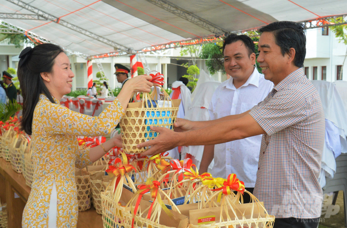 Sản phẩm của làng nghề truyền thống ở TP Hà Tiên (Kiên Giang) được chọn làm thành giỏ quà, tạo được dấu ấn trong lòng du khách. Ảnh: Trung Chánh.