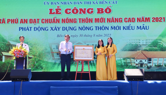 Ông Mai Hùng Dũng - Phó Chủ tịch Thường trực UBND tỉnh trao Quyết định công nhận xã Phú An đạt chuẩn NTM nâng cao.