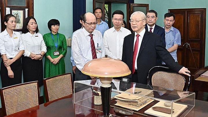 Tổng Bí thư Nguyễn Phú Trọng đến thăm nơi ở và làm việc của Chủ tịch Hồ Chí Minh ở Nhà 67.