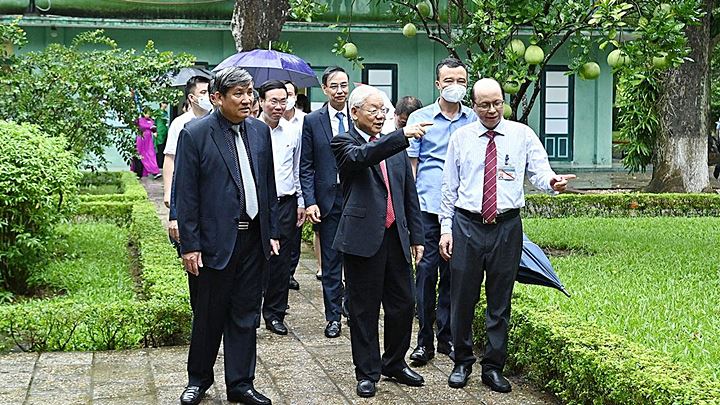 Tổng Bí thư Nguyễn Phú Trọng thăm khuôn viên Khu Di tích Chủ tịch Hồ Chí Minh tại Phủ Chủ tịch.