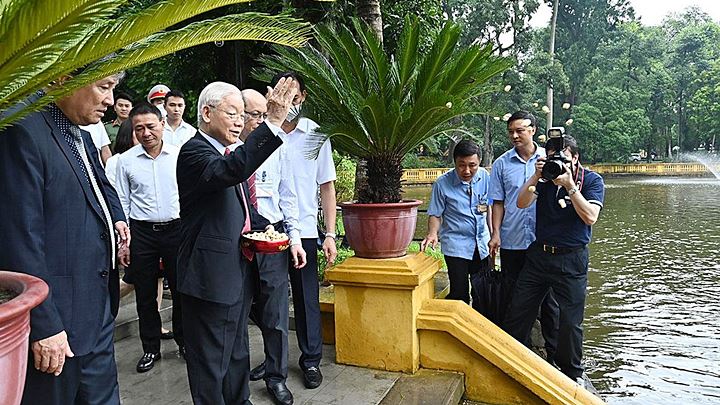 Tổng Bí thư Nguyễn Phú Trọng cho cá ăn tại ao cá Bác Hồ trong Khu Di tích Chủ tịch Hồ Chí Minh tại Phủ Chủ tịch.