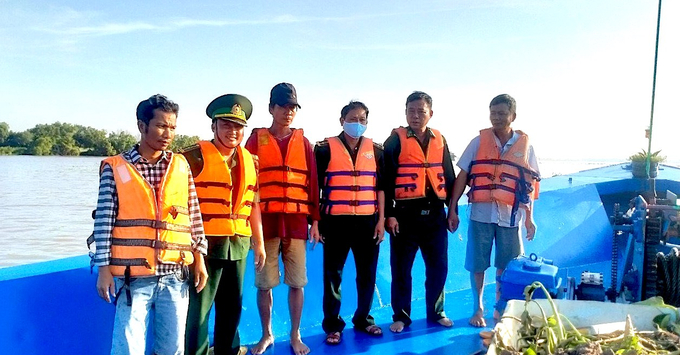 3 thuyền viên gặp nạn trên sông Soài Rạp được cứu. Ảnh: Nguyễn TIến.