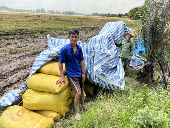 Nguyễn Văn Đoàn (áo xanh), ấp An Khoa, xã Vĩnh Mỹ B, (huyện Hòa Bình) bên cánh đồng lúa của gia đình. Ảnh: Trọng Linh.