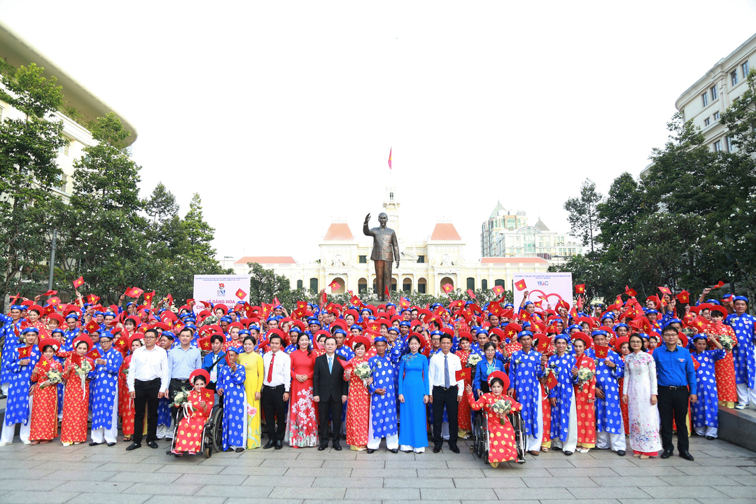 Lãnh đạo TPHCM đã trao tặng Huy hiệu TPHCM và chụp hình lưu niệm chúc mừng 100 cặp đôi trong ngày hạnh phúc thiêng liêng của cuộc đời. Ảnh: T.T.