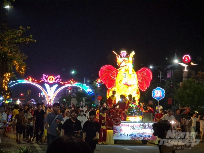 Những ngày này, đường phố Tuyên Quang chật kín người đi xem Lễ hội thành Tuyên. 
