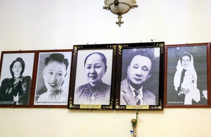 Hình ảnh ông Trần Trinh Huy và những người thân tại Bảo tàng Công tử Bạc Liêu.