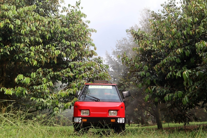 Modern machinery and equipment are being used in the durian orchard of Binh Phuoc Digital Agricultural Service Cooperative. Photo: Tran Trung.