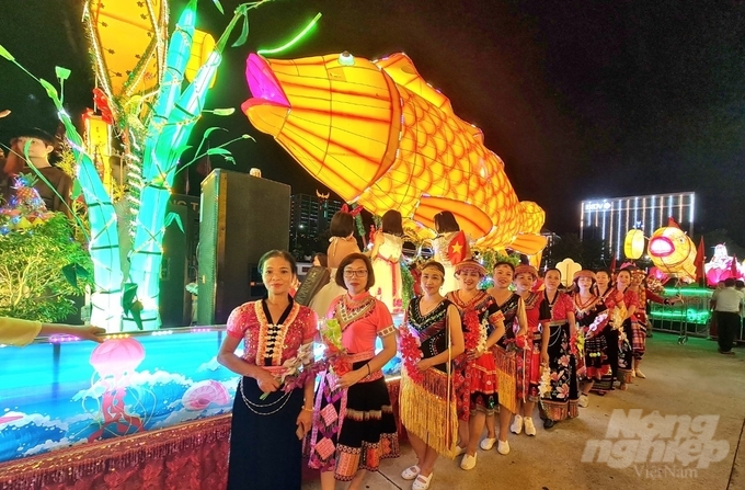 Các tổ dân phố sẵn sàng trang phục truyền thống và đạo cụ để trình diễn tại Lễ hội thành Tuyên. 