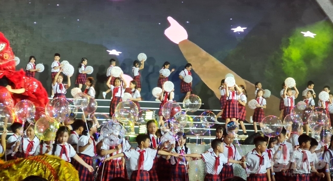 Các cháu thiếu nhi hào hứng tham gia trình diễn tại Lễ hội thành Tuyên.