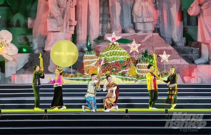 Một tiết mục văn nghệ của nước bạn Lào tham gia trình diễn tại Lễ hội thành Tuyên.