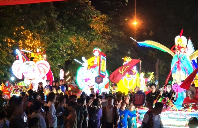 93 mô hình đèn lồng khổng lồ diễu hành trên các tuyến phố tại Lễ hội thành Tuyên.