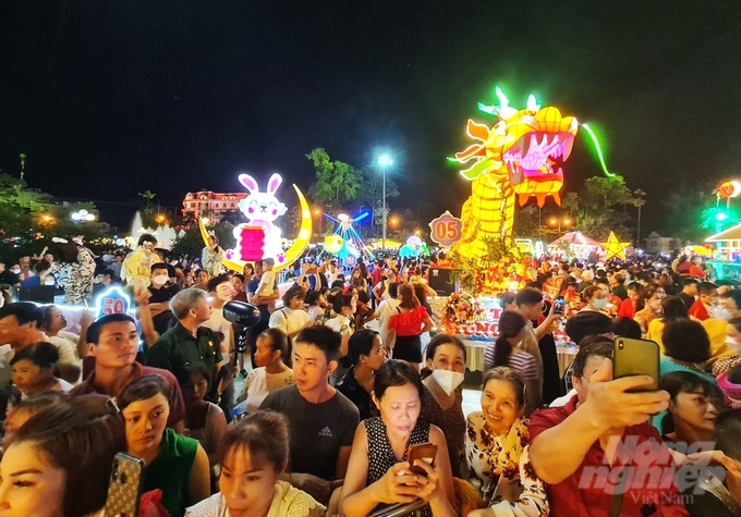 Lễ hội thành Tuyên thu hút đông đảo du khách trong và ngoài nước đến tham quan. 