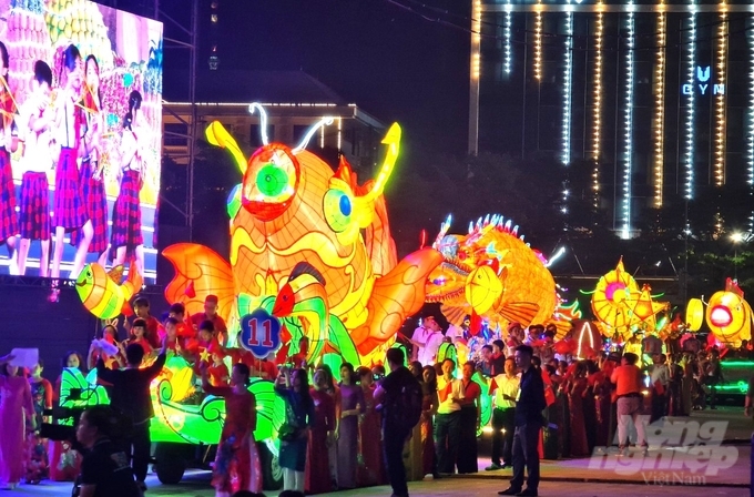 Lễ hội thành Tuyên là nơi quy tụ số lượng đèn lồng khổng lồ lớn nhất Việt Nam.