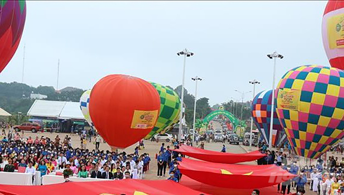 Lễ khai mạc bay khinh khí cầu chào mừng Lễ hội sầu riêng. Ảnh: MS.