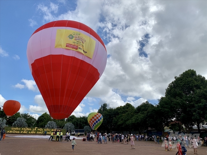 Lần đầu tiên tỉnh Đắk Lắk tổ chức Lễ hội sầu riêng có sự tham gia bay trải nghiệm khinh khí cầu. Ảnh: MS.