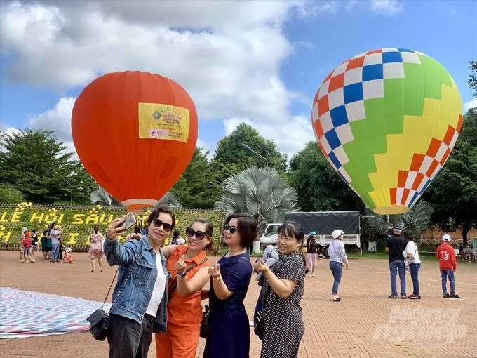 Nhiều người dân địa phương và du khách từ sáng sớm đã tập trung đến Quảng trường Hồ Tân An để chụp hình và trải nghiệm khinh khí cầu. Ảnh: AV.