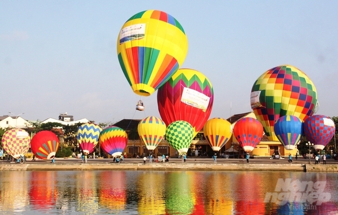 Hoạt động thả khinh khí cầu tại Quảng trường Hồ Tân An và một số khu vực tại thị trấn Phước An (Krông Pắk) trong khuôn khổ Lễ hội sầu riêng Krông Pắc lần thứ nhất năm 2022. Ảnh: MS. 