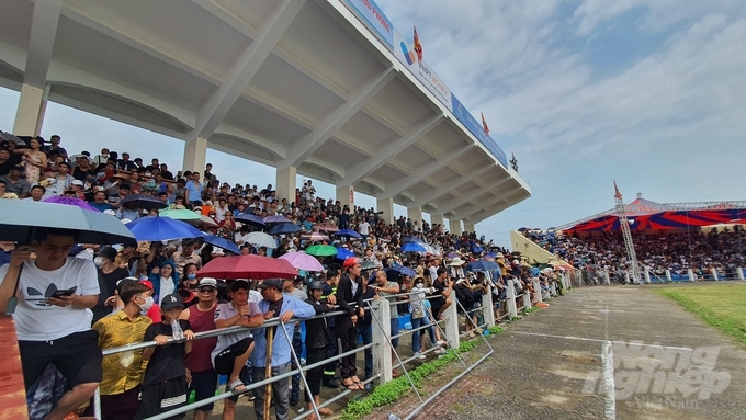 Sân vận động trung tâm quận Đồ Sơn với sức chứa khoảng 20 nghìn chỗ ngồi đã trật kín khán giả từ 7h sáng.