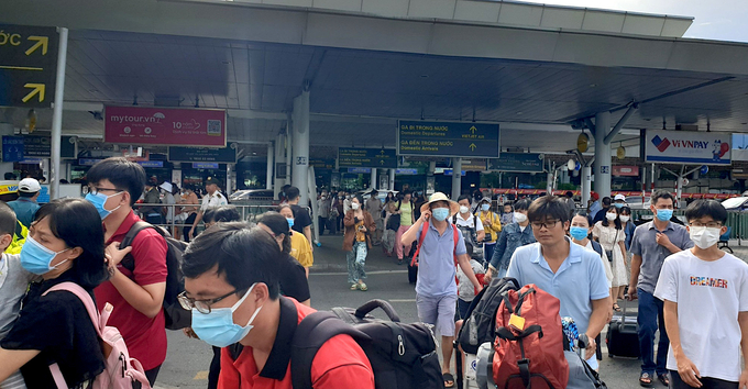 Lượng khách đổ về sân bay Tân Sơn Nhất tăng cao, tuy nhiên, do Cảng hàng không có sự chuẩn bị trước, nên lượng khách được giải phóng tương đối nhanh, không xảy ra tình trạng ùn ứ. Ảnh: Nguyễn Tiến.