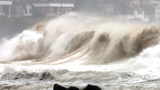 Bão Hinnamnor gây sóng mạnh ập vào bờ biển thuộc đảo Jeju sáng 5 tháng 9 năm 2022 . Ảnh: AFP