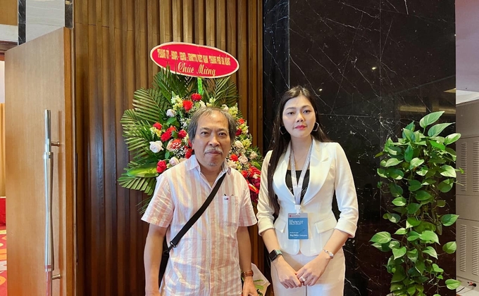 Cô giáo làm thơ Nguyễn Kim Hương và Chủ tịch Hội Nhà văn VN - Nguyễn Quang Thiều tại Hội nghị những người viết văn trẻ toàn quốc ở Đà Nẵng tháng 6/2022.