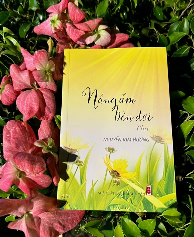 Tập thơ 'Nắng ấm bên đời' của cô giáo Nguyễn Kim Hương phát hành đúng dịp khai trường.