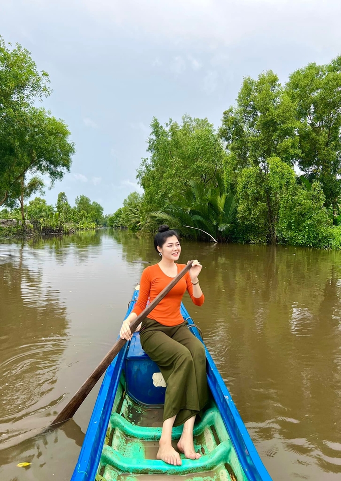 Cô giáo miền Tây trên sông nước quê nhà.