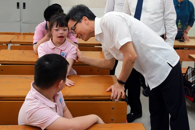 Phó Thủ tướng Vũ Đức Đam thăm lớp hòa nhập dành cho một số em khuyết tật, tiếp thu chậm, có biểu hiện tự kỷ… tại Trường Tiểu học Trung Tự (Quận Đống Đa, Hà Nội). Ảnh: VGP/Đình Nam.