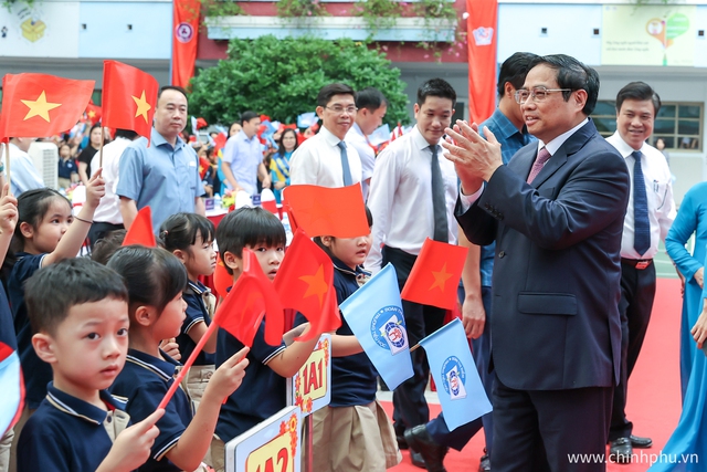 Thủ tướng Phạm Minh Chính dự lễ khai giảng năm học mới tại Trường Tiểu học Đoàn Thị Điểm, quận Nam Từ Liêm, Hà Nội. Ảnh: VGP/Nhật Bắc.
