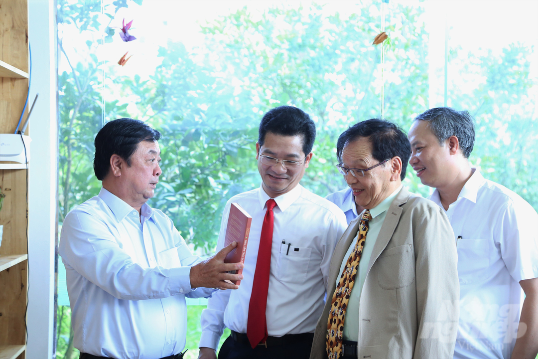 Bộ trưởng Lê Minh Hoan ấn tượng bởi triết lý giáo dục của Trường cấp 3 Nông nghiệp, bởi ở đó dạy kỹ thuật làm nông nghiệp bắt đầu từ tình yêu thiên nhiên, tình yêu con người và tinh thần sẻ chia. Ảnh: Minh Phúc.