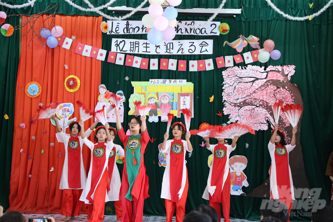 Lễ đón học sinh khóa 2 của Trường cấp 3 Nông nghiệp (Nam Định) được các em học sinh khóa 1 tổ chức chuyên nghiệp. Ảnh: Minh Phúc.