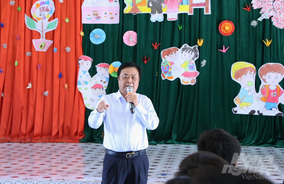 Bộ trưởng Bộ NN-PTNT Lê Minh Hoan xúc động khi dự Lễ đón học sinh khóa 2 của Trường cấp 3 Nông nghiệp, bởi ở đó các em học sinh ở vị trí trung tâm, được tự do sáng tạo và tổ chức sự kiện. Ảnh: Minh Phúc.