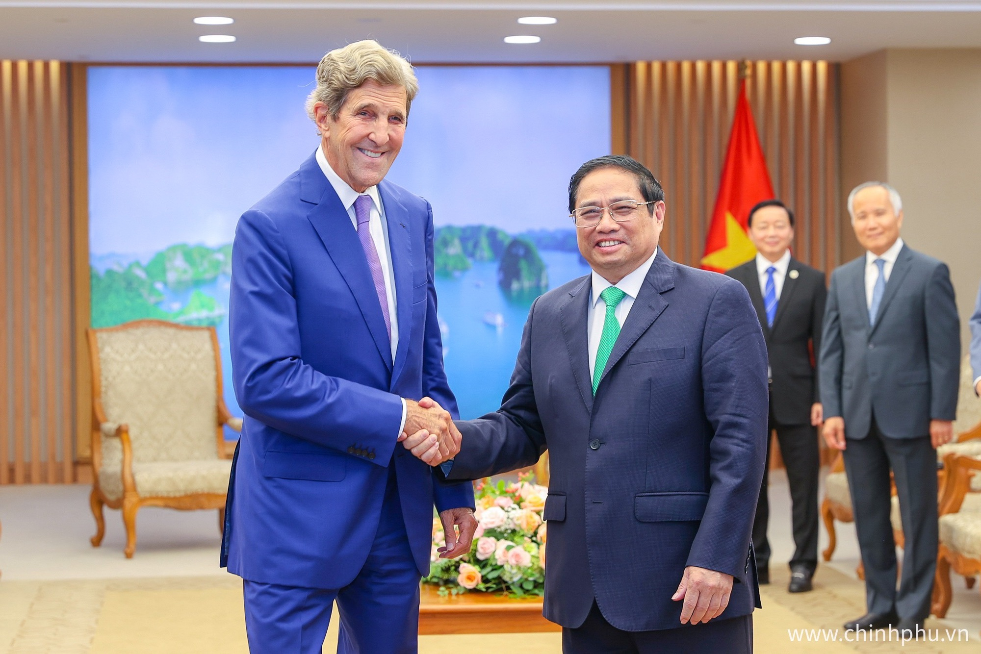 kerry-203920_229.jpeg Thủ tướng Phạm Minh Chính và Đặc phái viên của Tổng thống Hoa Kỳ về khí hậu John Kerry. Ảnh: VGP.