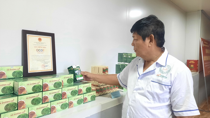 Mr. Pham Viet Trung introducing 4 - 5 star herbal OCOP products. Photo: Nguyen Thanh.