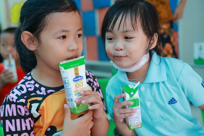 Ngoài các suất học bổng, các em nhỏ ở địa phương cũng được tặng những sản phẩm sữa dinh dưỡng Vinamilk.