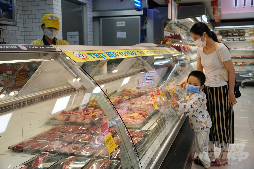 Người tiêu dùng TP.HCM lựa chọn thịt heo tại hệ thống siêu thị hiện đại. Ảnh: Nguyễn Thủy.