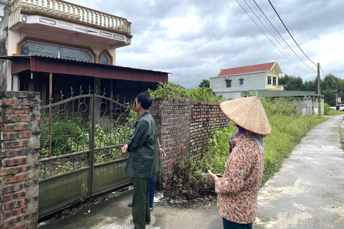 Do nhà quá xuống cấp không an toàn, một số gia đình trong vùng quy hoạch đành bỏ nhà hoang đi ở nhờ nơi khác. Ảnh: Báo Quảng Ninh