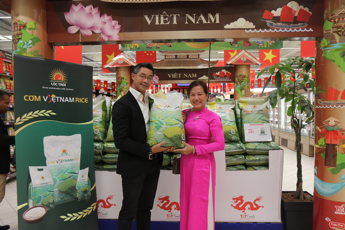 Ông Philipp Roesler và túi gạo Cơm ViệtNam Rice tại siêu thị Carrefour.