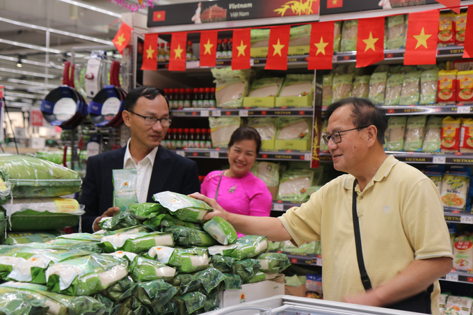 Sản phẩm Cơm ViệtNam Rice được bày bán tại siêu thị Carrefour.