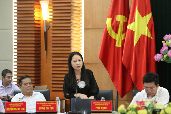 Bà Phan Thị Huệ, Vụ trưởng Vụ Pháp chế - Thanh tra, Tổng cục Thủy sản (Bộ NN-PTNT) thông tin về các quy định của pháp luật liên quan đến cấp phép khai thác thủy sản. Ảnh: Đinh Mười.