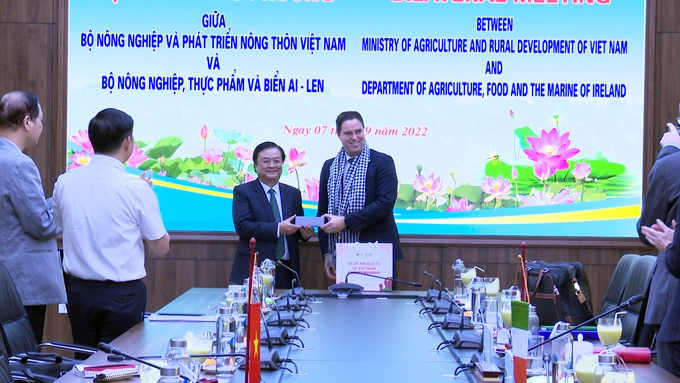 Minister of Agriculture and Rural Development Le Minh Hoan presents gifts to Irish Minister of Agriculture, Food, and the Marine Martin Heydon.
