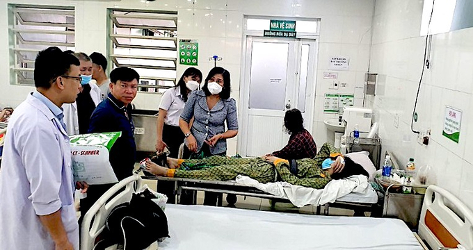 Chính quyền TP. Thuận An, Bình Dương, thăm hỏi, động viên người bị thương đang được cấp cứu tại bệnh viện. 